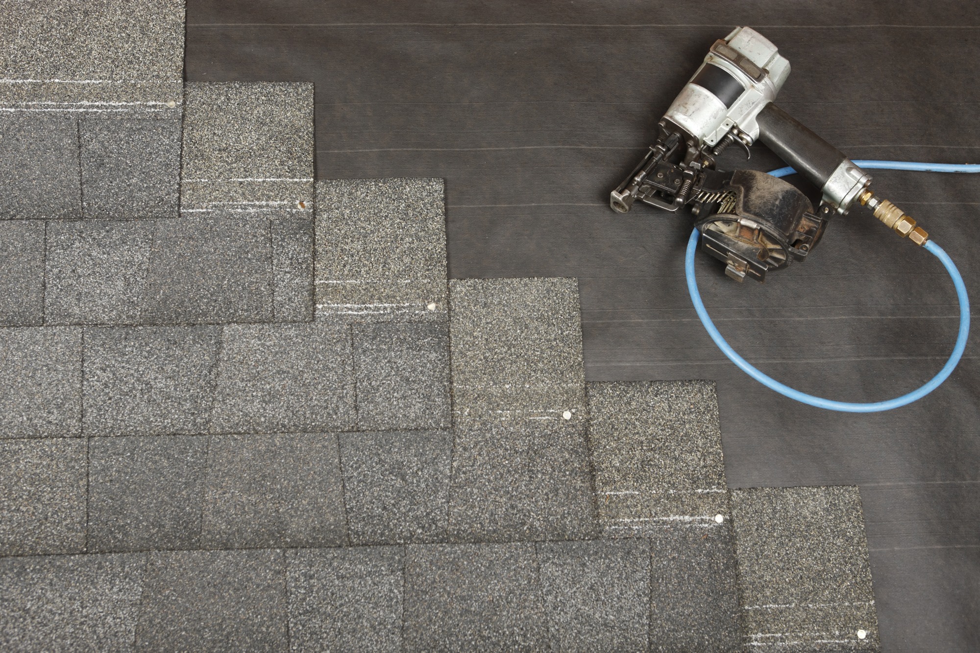 roofing shingles are arranged in a stepped pattern